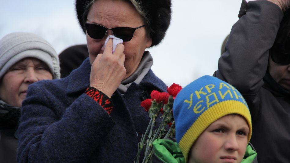 На відкриття пам'ятника прийшли українські військові, а також родичі і друзі загиблих бійців