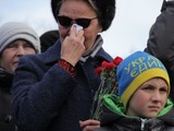 На відкриття пам'ятника прийшли українські військові, а також родичі і друзі загиблих бійців
