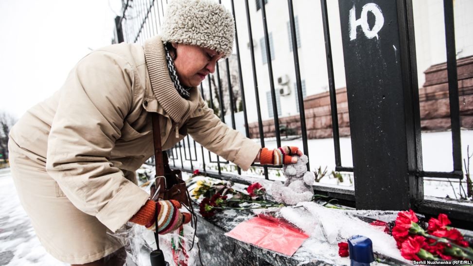 Киевляне пришли почтить память жертв крушения Боинга в Ростове