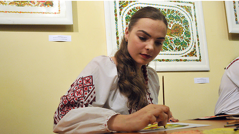 На виставці "Петриківський рушник" є експонати з приватних колекцій