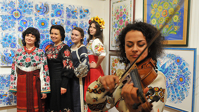 На виставці "Петриківський рушник" є експонати з приватних колекцій