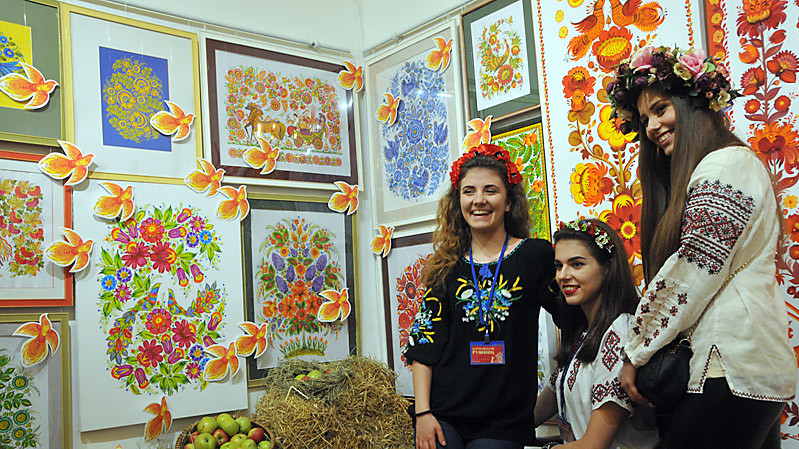 На виставці "Петриківський рушник" є експонати з приватних колекцій