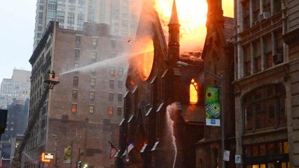 Огонь почти полностью уничтожил церковь