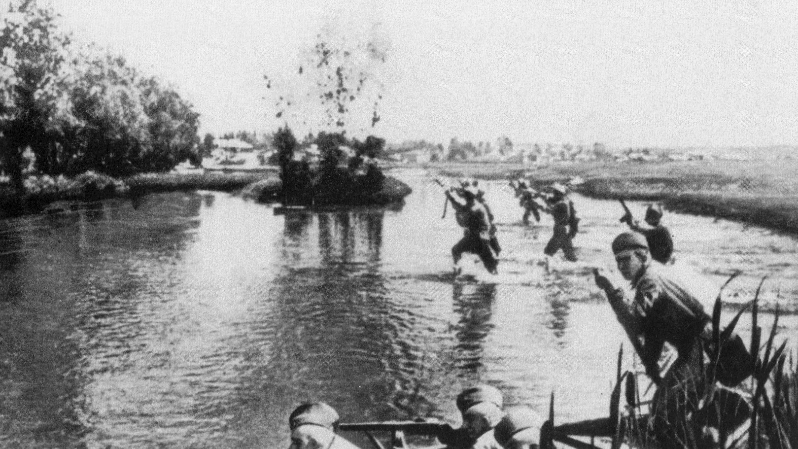 Бойцы 279-й дивизии форсируют реку Северский Донец. 1943 г.
