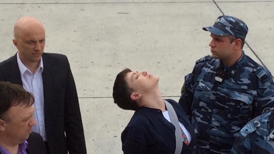 Савченко і російським ГРУшникам навмисне не дозволили зустрітися під час обміну.