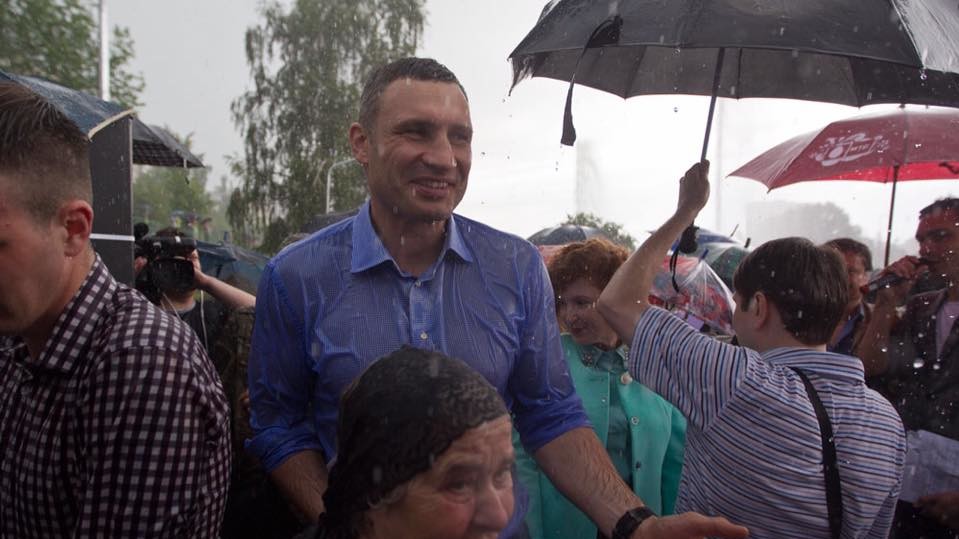 Виталий Кличко промок, но много улыбался