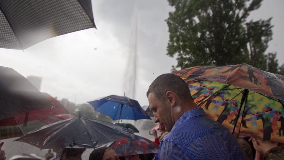 Запуск фонтанов на Русановском канале в Киеве