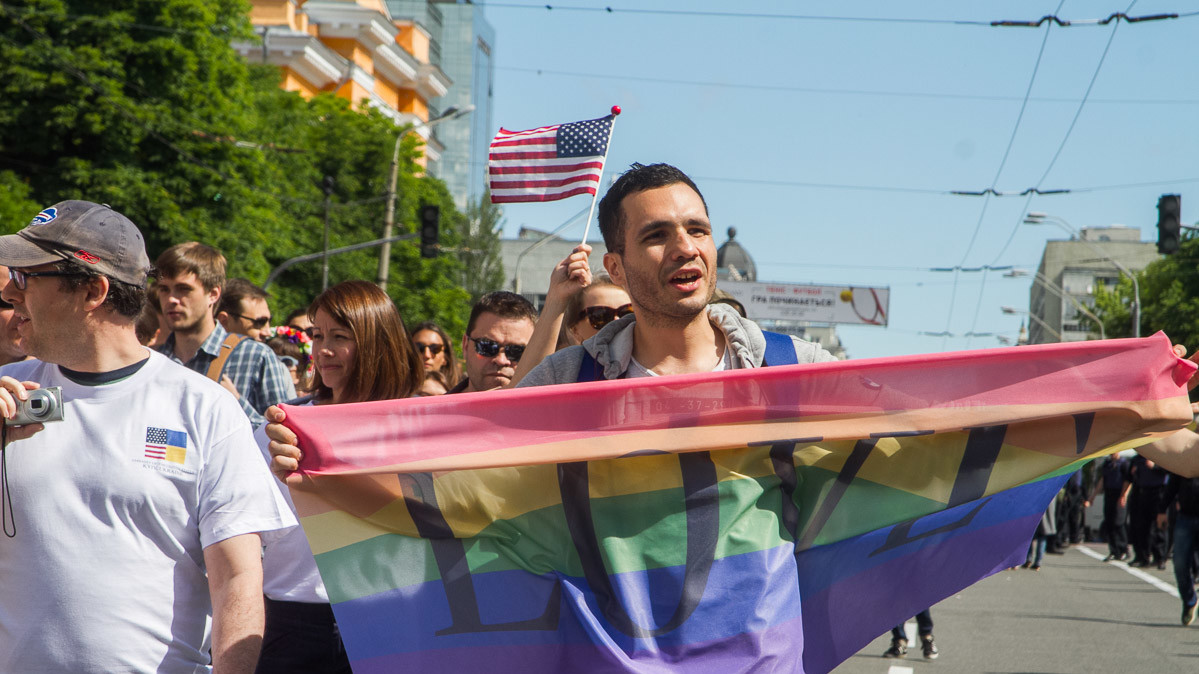 На "Марш равенства" пришли более тысячи человек