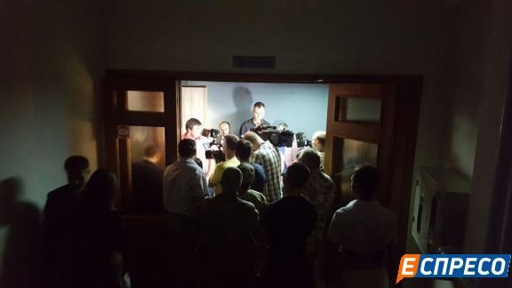 Неизвестные в камуфляже блокируют детективов НАБУ