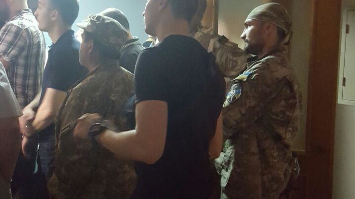 Неизвестные в камуфляже блокируют детективов НАБУ