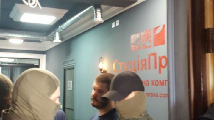 Неизвестные в камуфляже блокируют детективов НАБУ