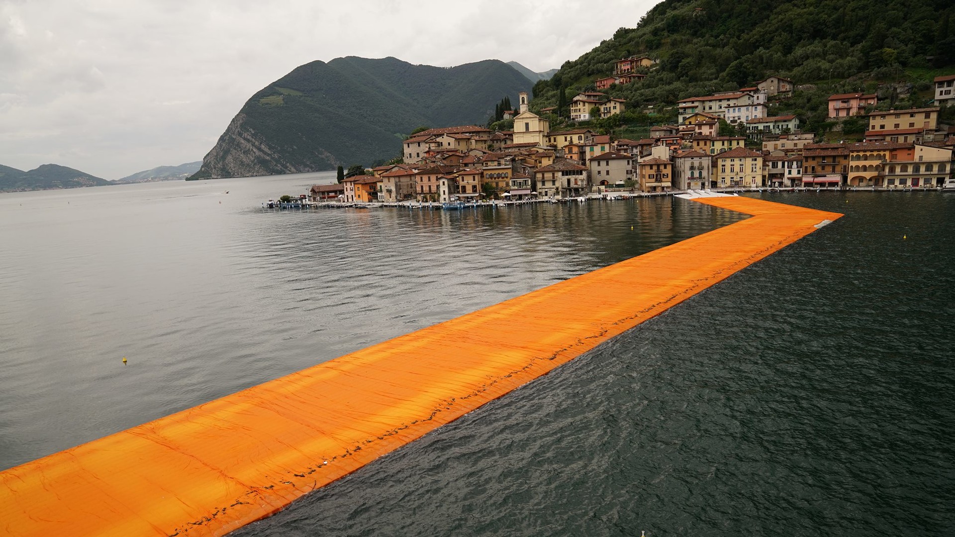 "Плавучі пірси" на озері Ізео