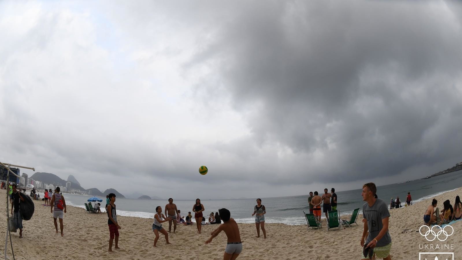 У Ріо-де-Жанейро життя кипить на набережній Копакабана