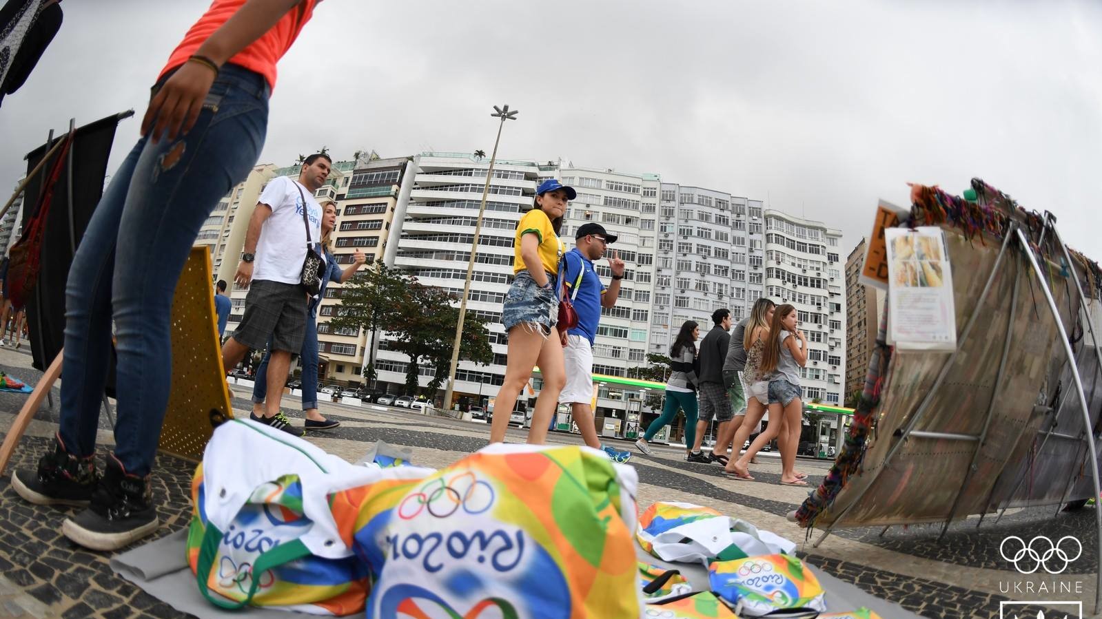 У Ріо-де-Жанейро життя кипить на набережній Копакабана