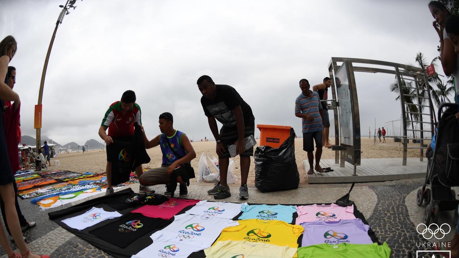 У Ріо-де-Жанейро життя кипить на набережній Копакабана