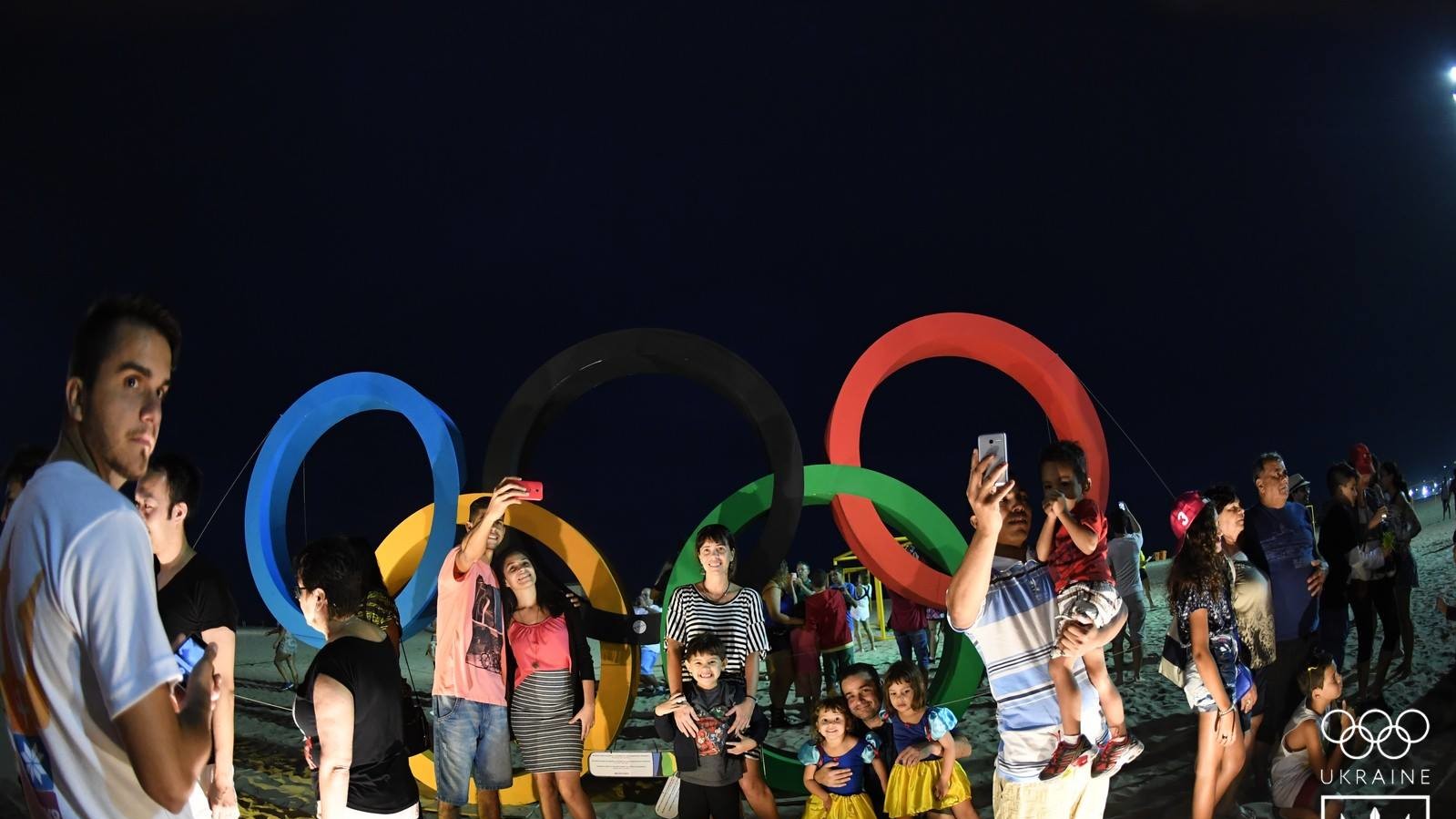 У Ріо-де-Жанейро життя кипить на набережній Копакабана