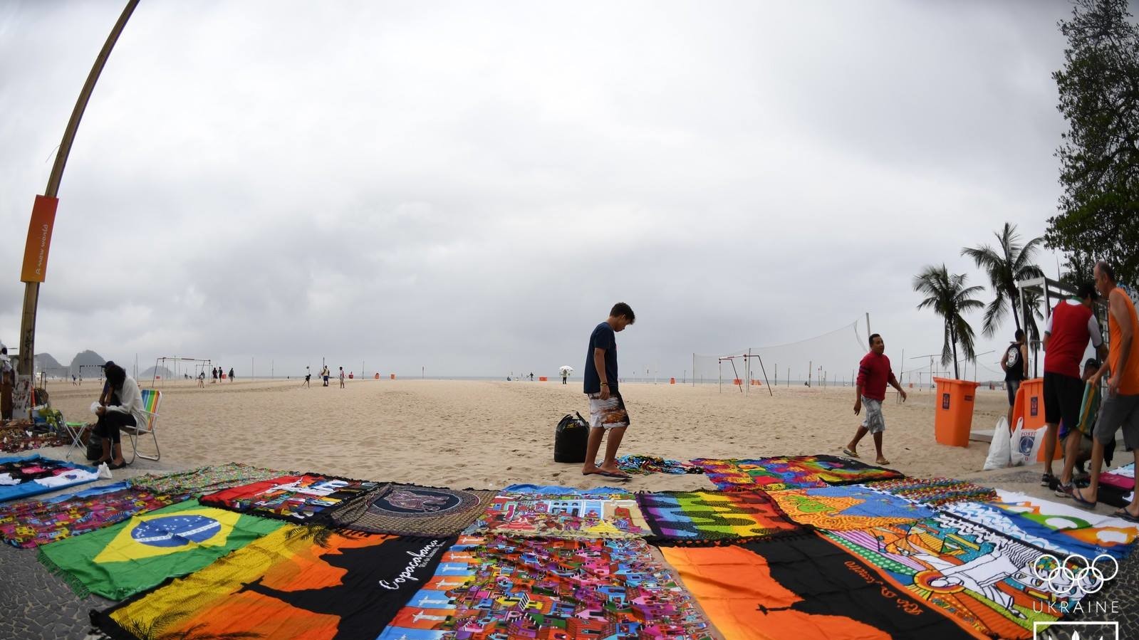 У Ріо-де-Жанейро життя кипить на набережній Копакабана