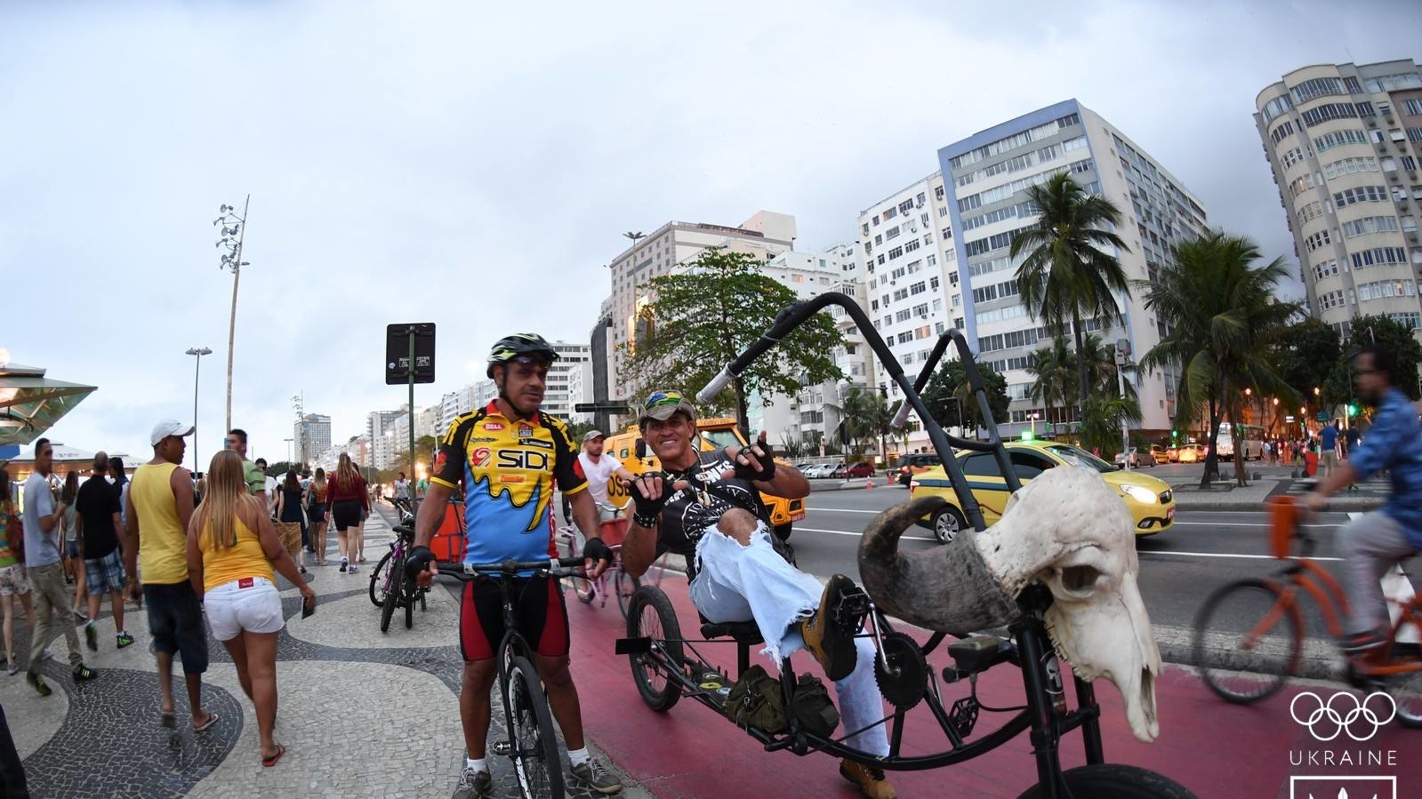 У Ріо-де-Жанейро життя кипить на набережній Копакабана