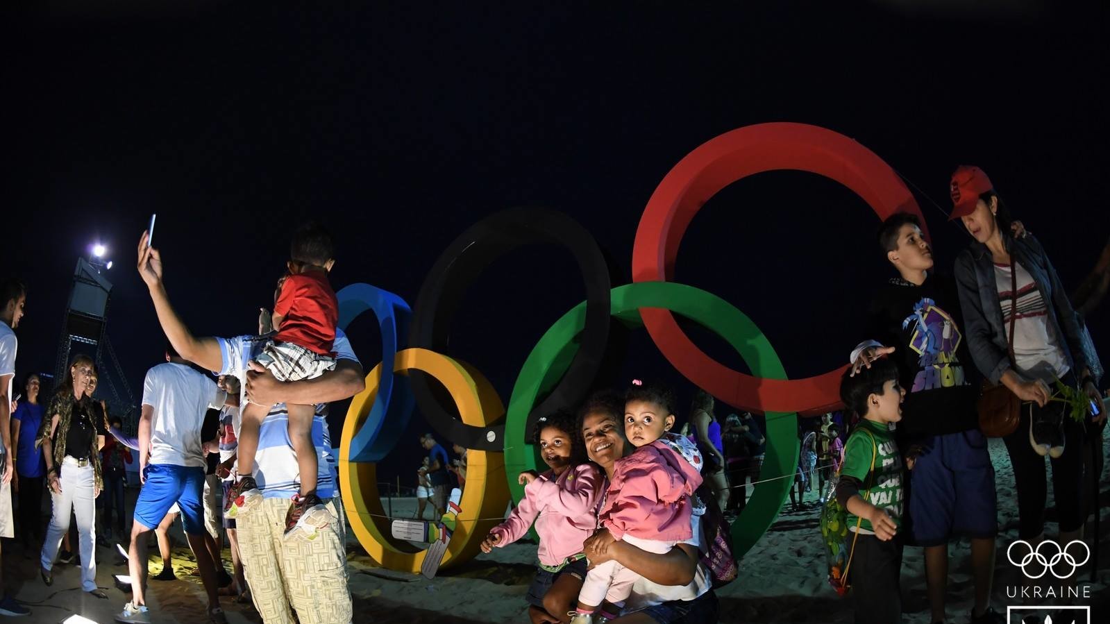 У Ріо-де-Жанейро життя кипить на набережній Копакабана