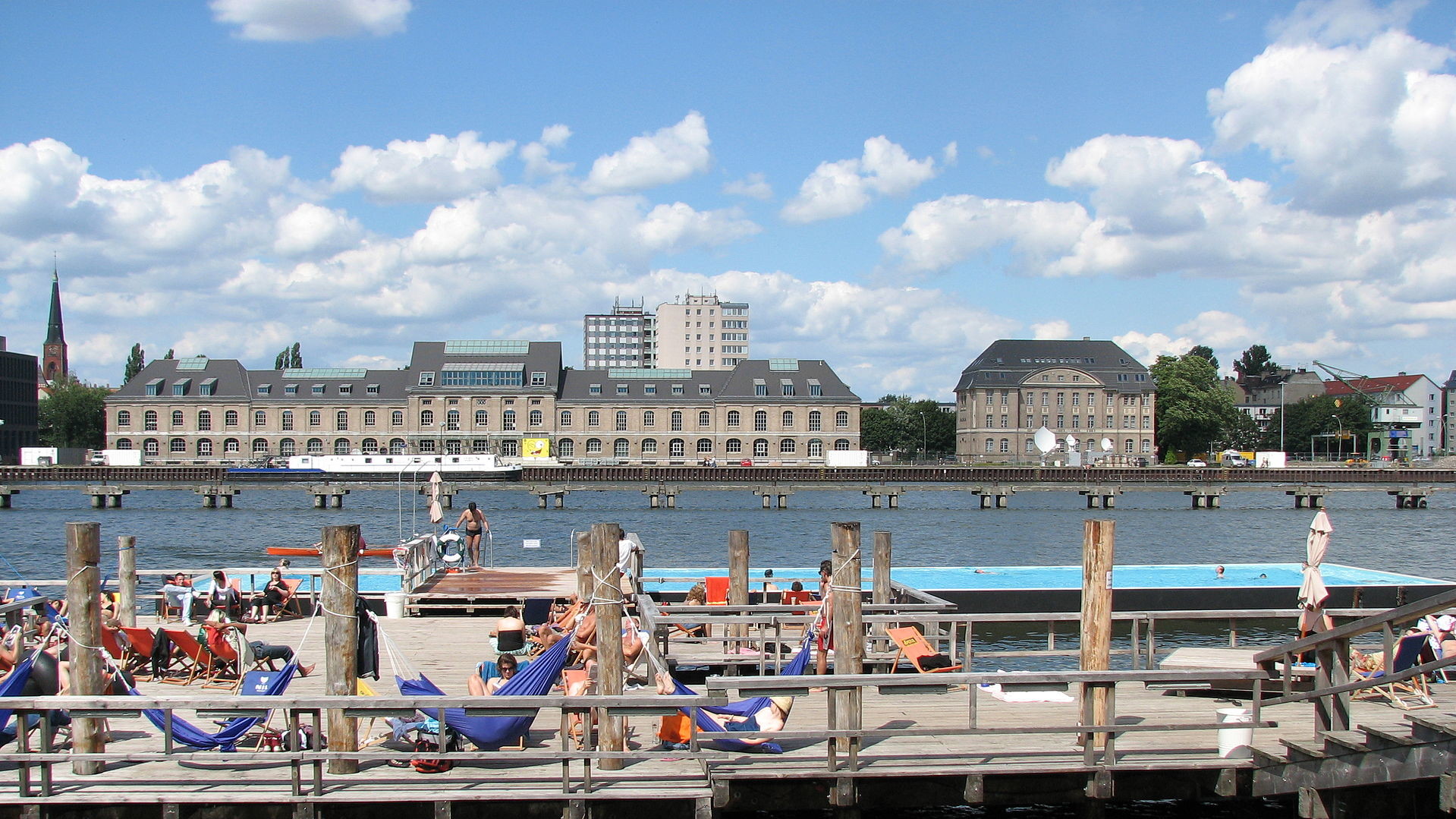 Басейн Badeschiff під відкритим небом в Берліні зроблений зі старої баржі