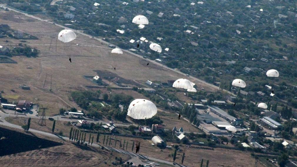 Сотні військових стрибали з вертольота