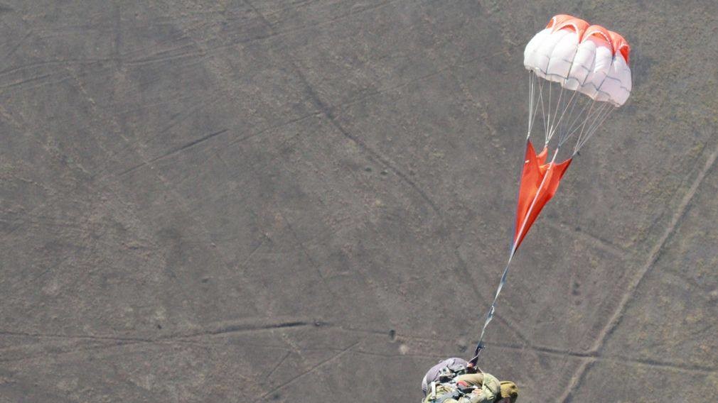 Сотні військових стрибали з вертольота