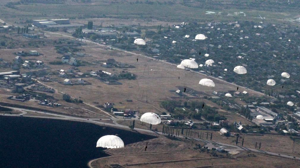 Сотні військових стрибали з вертольота