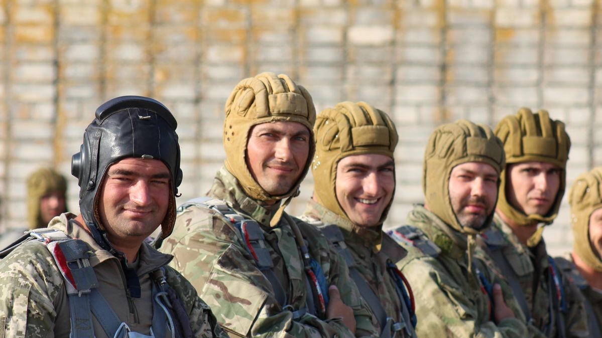 Сотні військових стрибали з вертольота