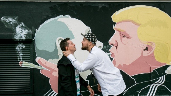 Доминикас Чечкаускас и Миндаугас Бонану пародируют свое граффити