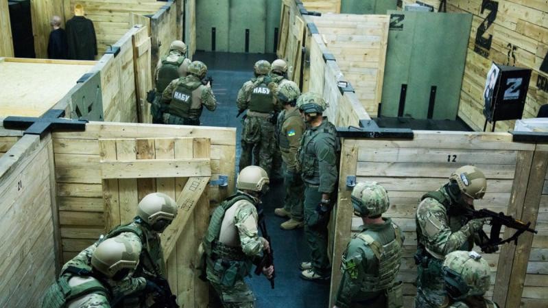 Спецназ НАБУ не виїхав на опрацювання скарг на розбиті тротуари та діряву каналізацію