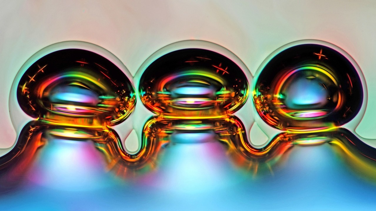 Повітряні бульбашки, що утворилися з розплавлених кристалів аскорбінової кислоти. Фото: Марек Міс