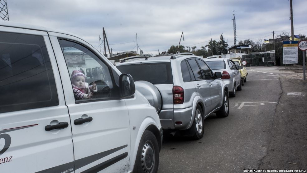 Чергу автомобілів на линиии розмежування