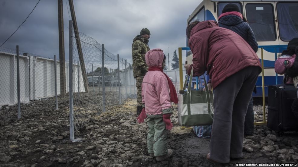 Мирні жителі на лінії розмежування