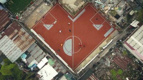 Футбольные поля неправильной формы от AP Thailand, которые создаются на пустых клочках земли в Бангкоке