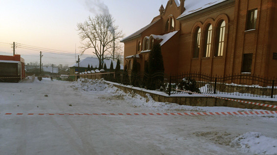 На месте происшествия проводятся оперативно-розыскные мероприятия