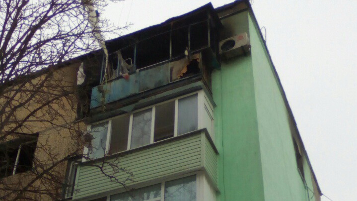 Молоду мешканку квартири вибуховою хвилею викинуло з балкона