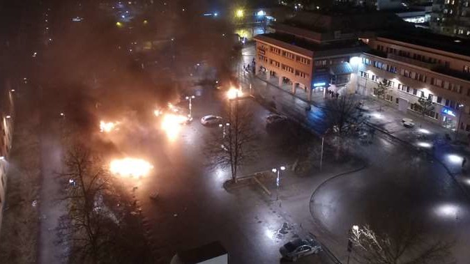В пригородах Стокгольма протестующие палили машины и били витрины