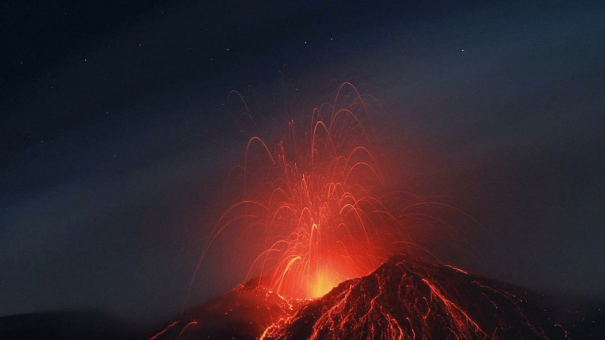 Етна повільно й неминуче сповзає в море