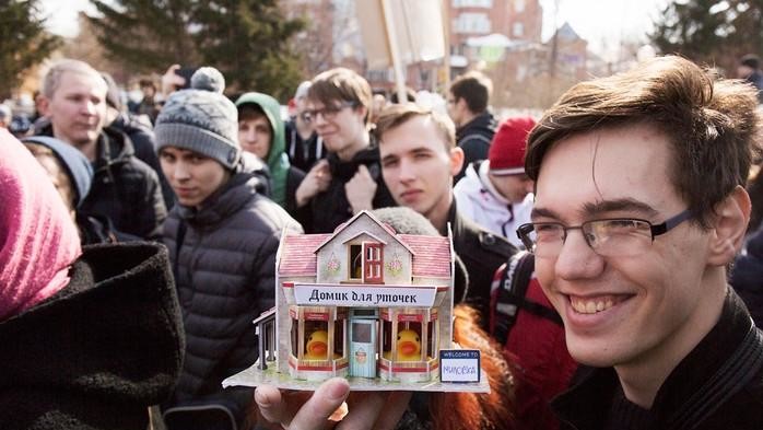 Активісти розповідають молодим росіянам про права людини під час спеціальних молодіжних таборів.
