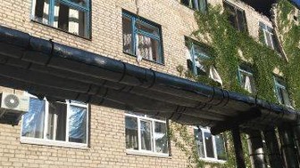 Террористы ударили по жилым кварталам, школе и больнице Красногоровки