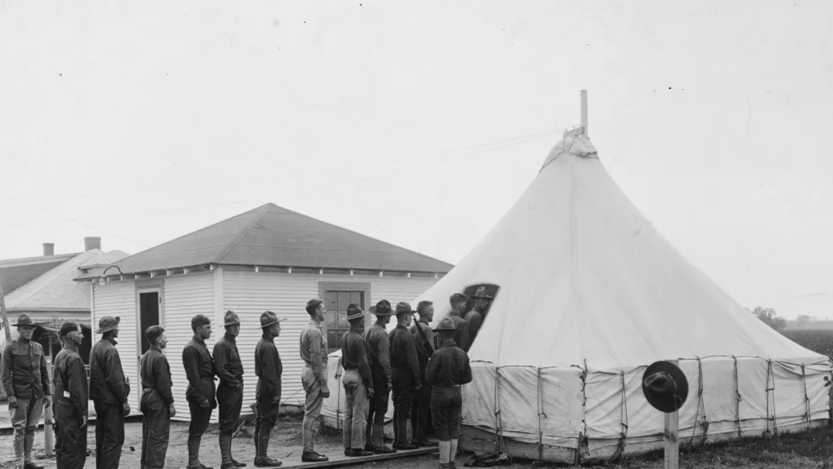 Пандемия испанки, вероятно, началась в США. Заразилась треть населения планеты. Скончались не менее 50 миллионов человек по всему миру