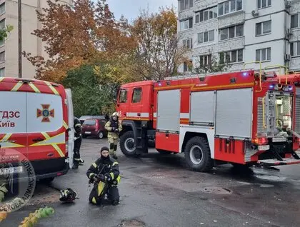 Дві пожежі та два постраждалих - місцева влада та пабліки оприлюднили фото та відео з місця влучань у Київі