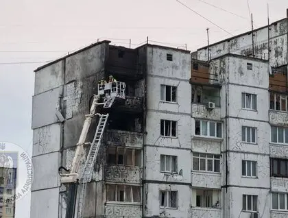 Дві пожежі та два постраждалих - місцева влада та пабліки оприлюднили фото та відео з місця влучань у Київі