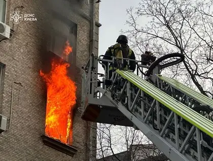 В Києві через атаку «шахедів» горить житловий будинок. ДСНС показало фото руйнувань