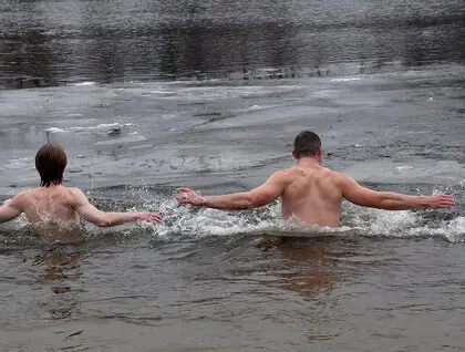 Київ відзначив Водохреще: сотні киян занурились в освячені води Дніпра