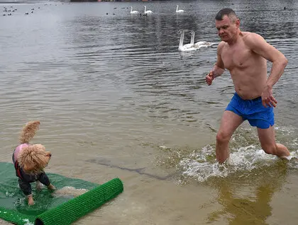 Київ відзначив Водохреще: сотні киян занурились в освячені води Дніпра