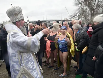 Київ відзначив Водохреще: сотні киян занурились в освячені води Дніпра