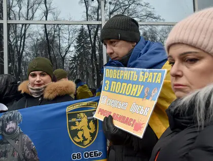 Рідні полонених вийшли під Верховну Раду з плакатами