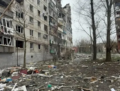 У Покровську між будинками з'являються могили
