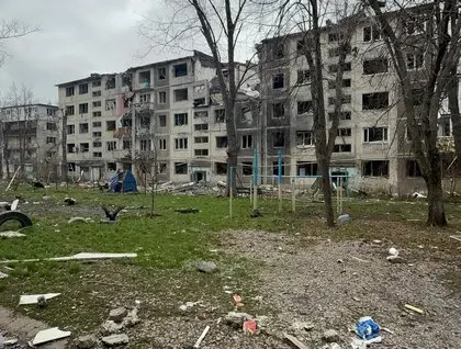 У Покровську між будинками з'являються могили